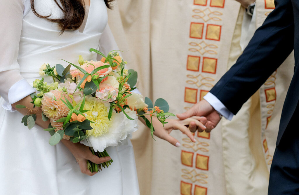 Bouquet da sposa con rose e peonie