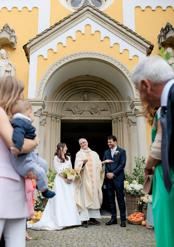 Decorazioni floreali per il matrimonio nella Matrimonio nella chiesa di San Valentino a Merano