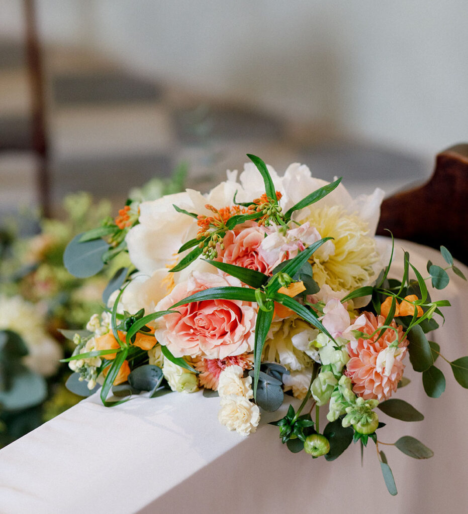 Bouquet da sposa con rose e peonie