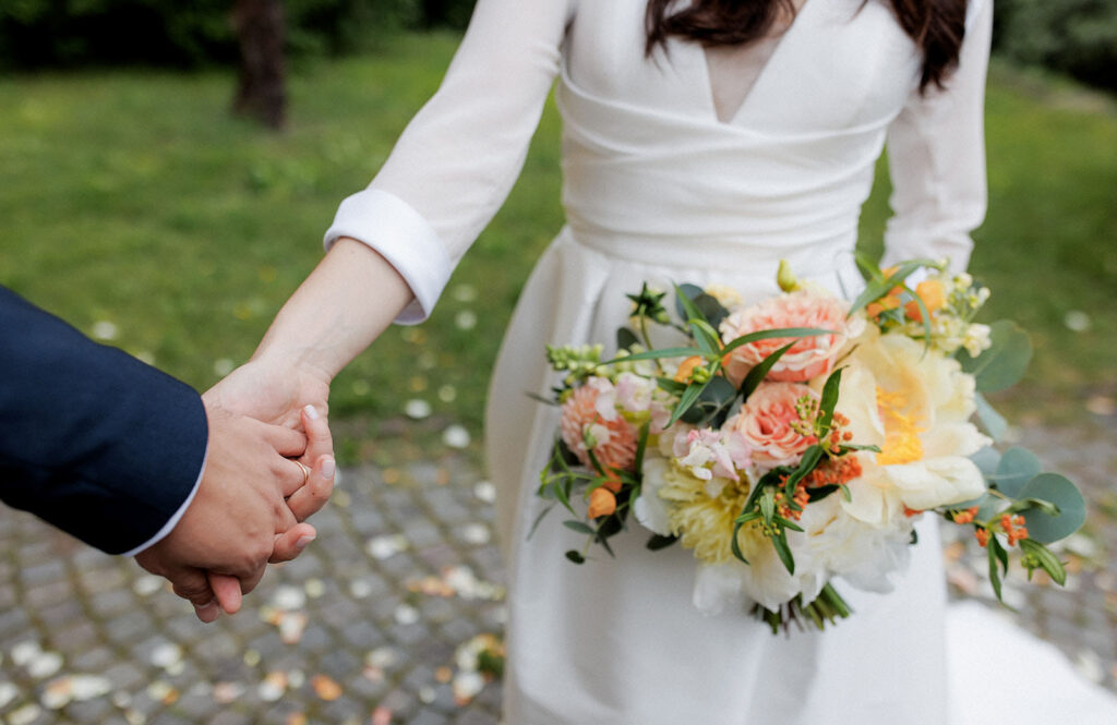 Bouquet da sposa con rose e peonie