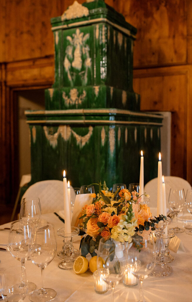 Allestimento tavoli per un matrimonio a Castel Fragsburg