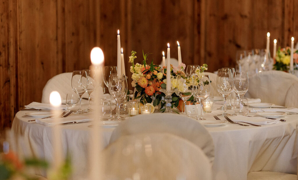 Allestimento tavoli per un matrimonio a Castel Fragsburg